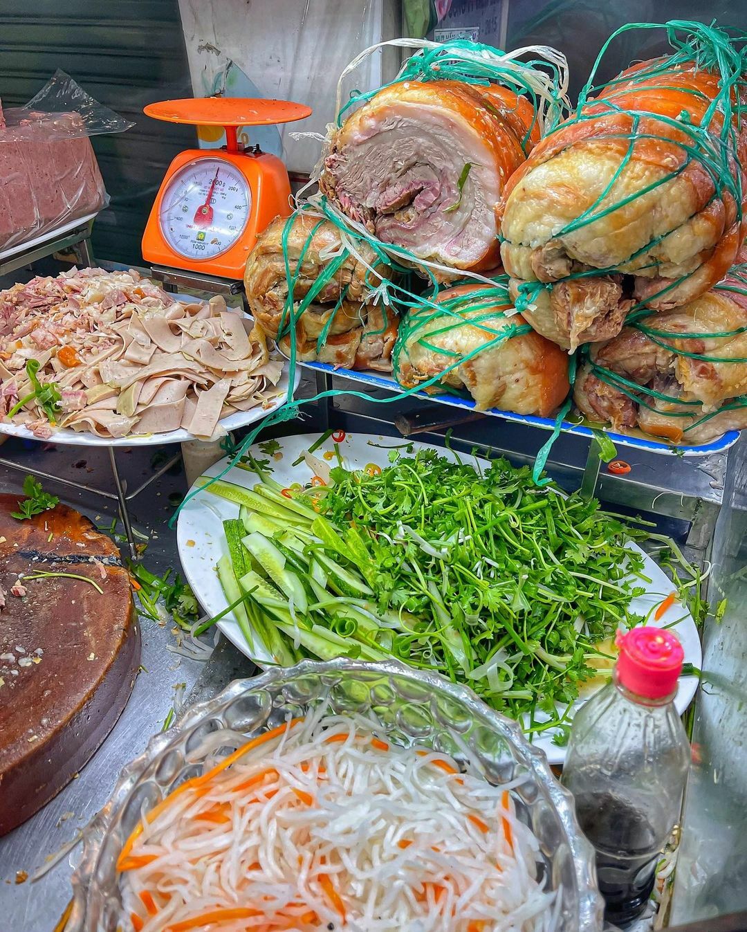 Bánh mì nguyên lát thịt ba rọi muối 'siêu to' ở Sài Gòn