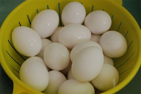 Bạn có thể dùng trứng gà hoặc vịt để muối - cách làm trứng vịt muối