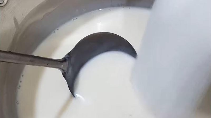 Nấu nước cốt dừa để làm thạch găng