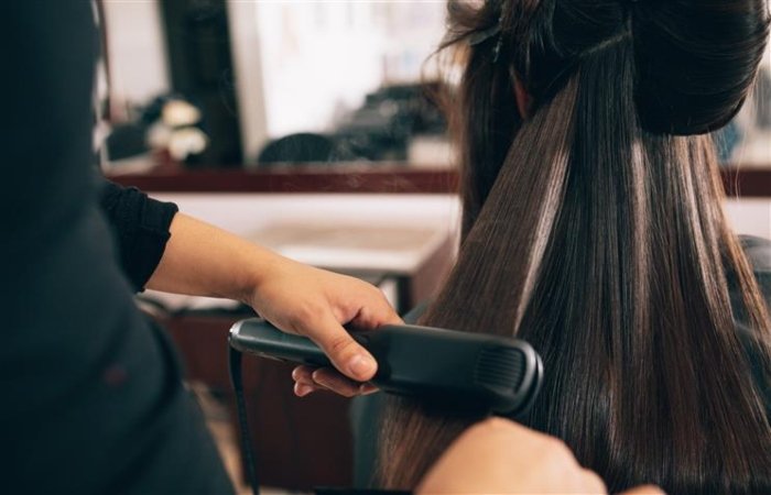 Thường xuyên để tóc tiếp xúc với luồng nhiệt cao từ máy làm tóc có thể khiến tóc nhanh bị hư tổn