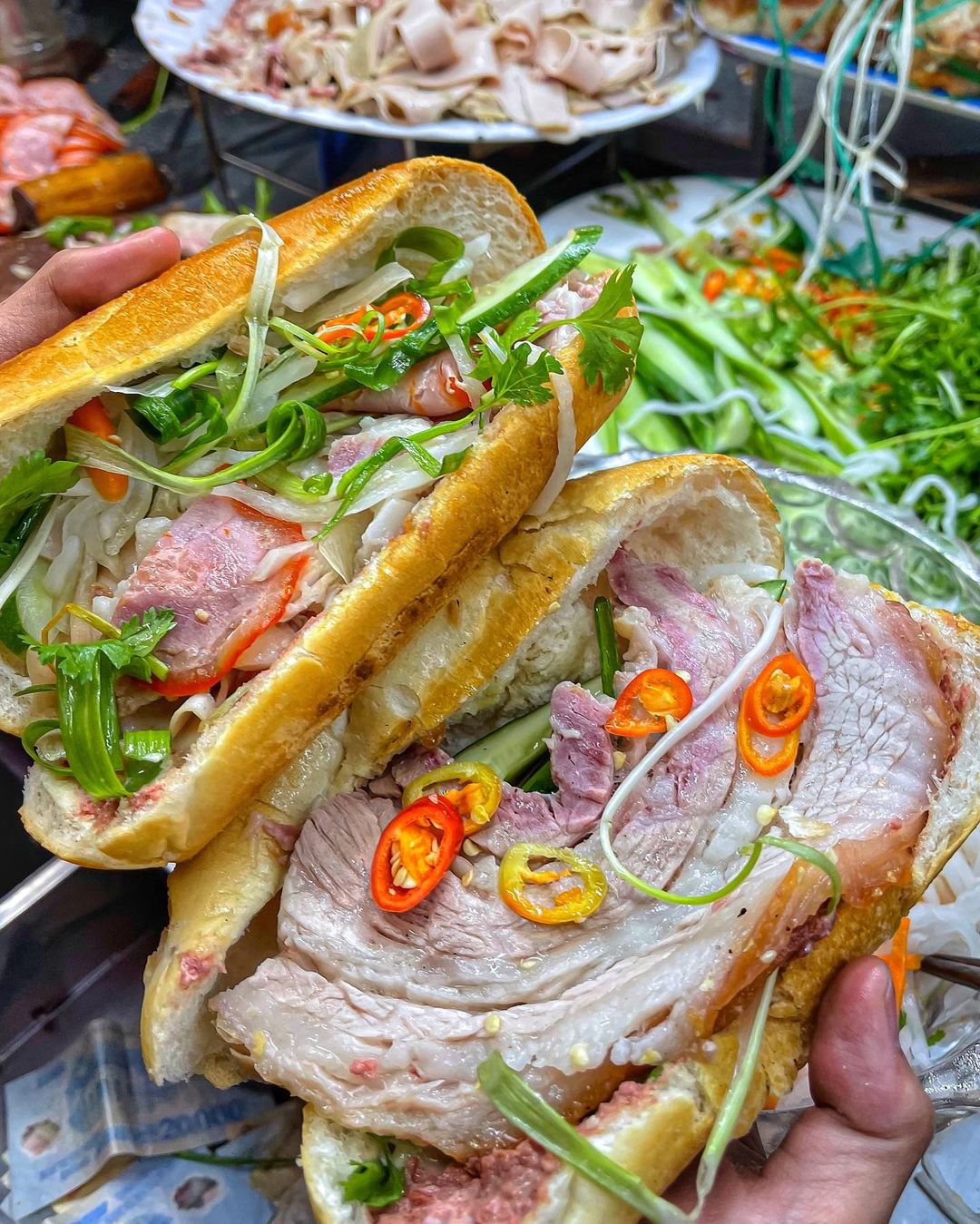 Bánh mì nguyên lát thịt ba rọi muối 'siêu to' ở Sài Gòn