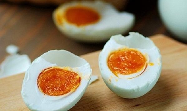 Cách làm trứng muối chín bùi, không tanh - cach lam trung muoi