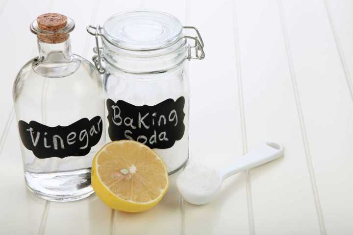 Cách tẩy bồn rửa mặt bằng baking soda và giấm