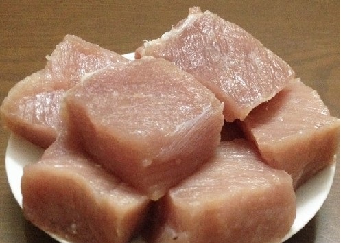 Cách làm ruốc thịt lợn - Cắt thịt heo thành miếng vuông 10cm