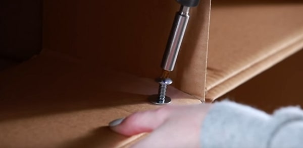 Sử dụng đinh, vít cố định thùng carton - Cách đóng kệ để giày bằng giấy