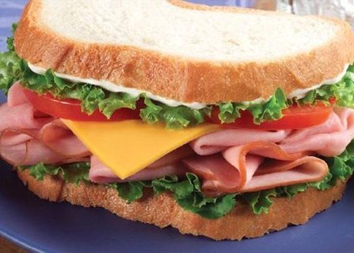 Bánh sandwich nhân thịt, rau, hải sản dễ bị mềm khi cho vào tủ lạnh