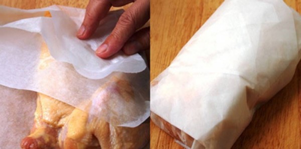Bọc gà vào giấy nến - cách làm gà hấp muối