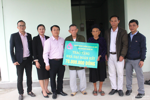 Ngân hàng chính sách xã hội Con Cuông trao tặng nhà đại đoàn kết cho các hộ nghèo.