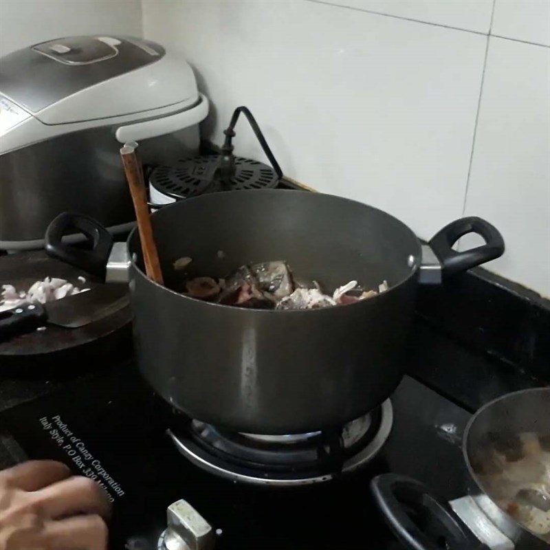Cách làm cá nheo nấu canh chua măng thanh mát thơm ngon dễ làm - Hình 6