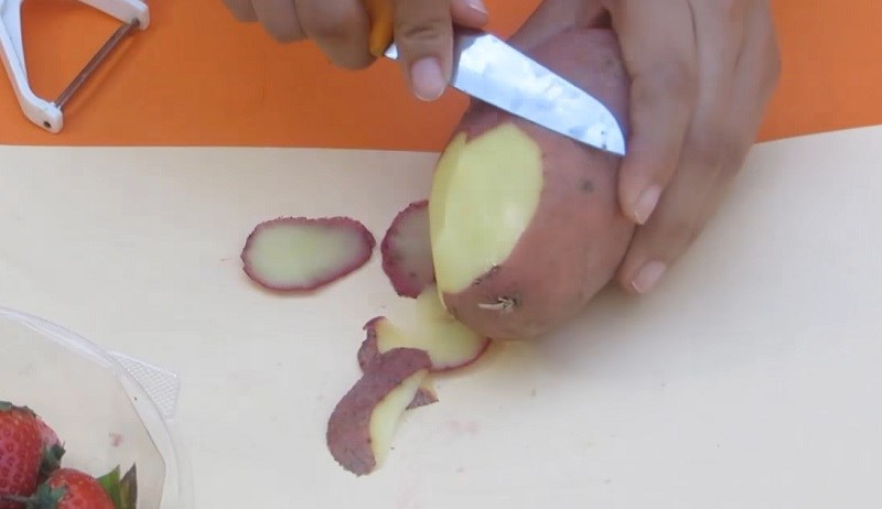 Gọt lớp vỏ và chuốt hơi thuôn dài phần đầu củ khoai tây 