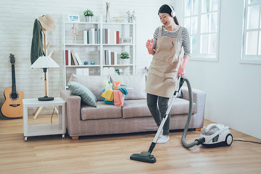 Hút bụi hoặc quét nhà trước khi bạn lau giúp làm sạch sàn gạch hơn