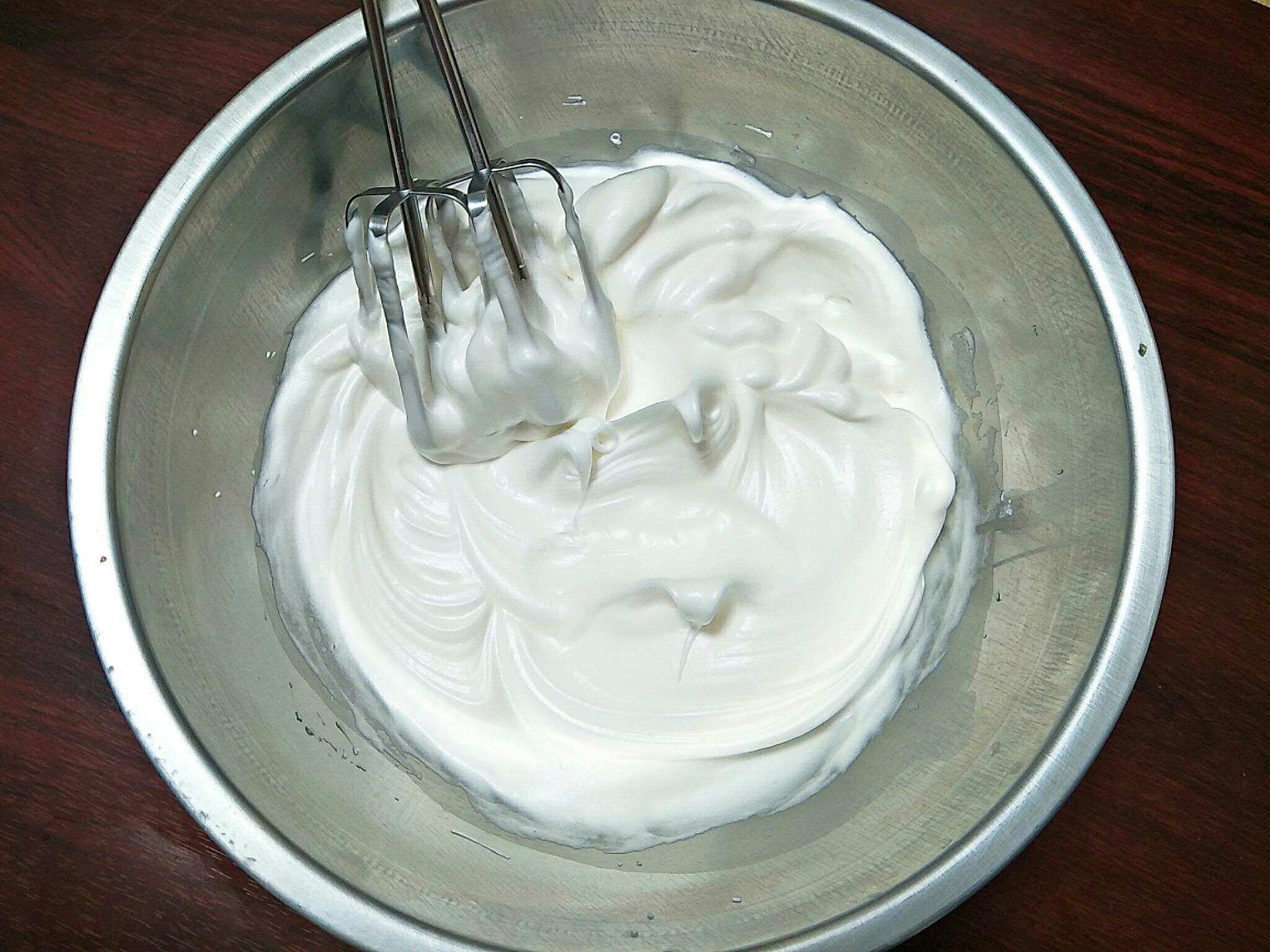 Cách làm bánh kem sinh nhật siêu đơn giản: cách làm kem tươi