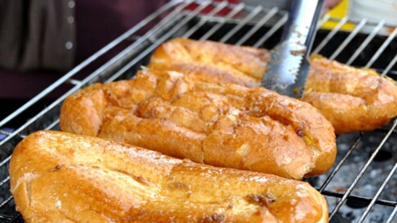 Cách làm bánh mì nướng muối ớt bằng lò than
