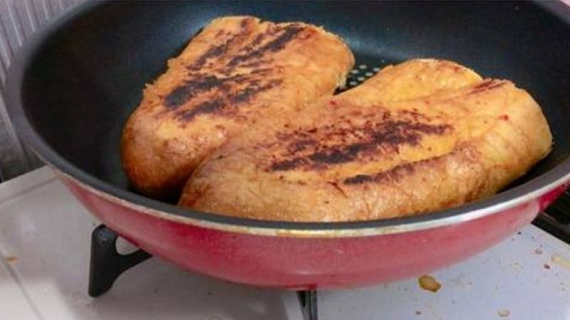 Cách làm bánh mì nướng muối ớt bằng chảo