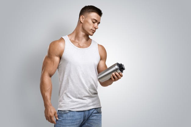 nam giới uống protein shake