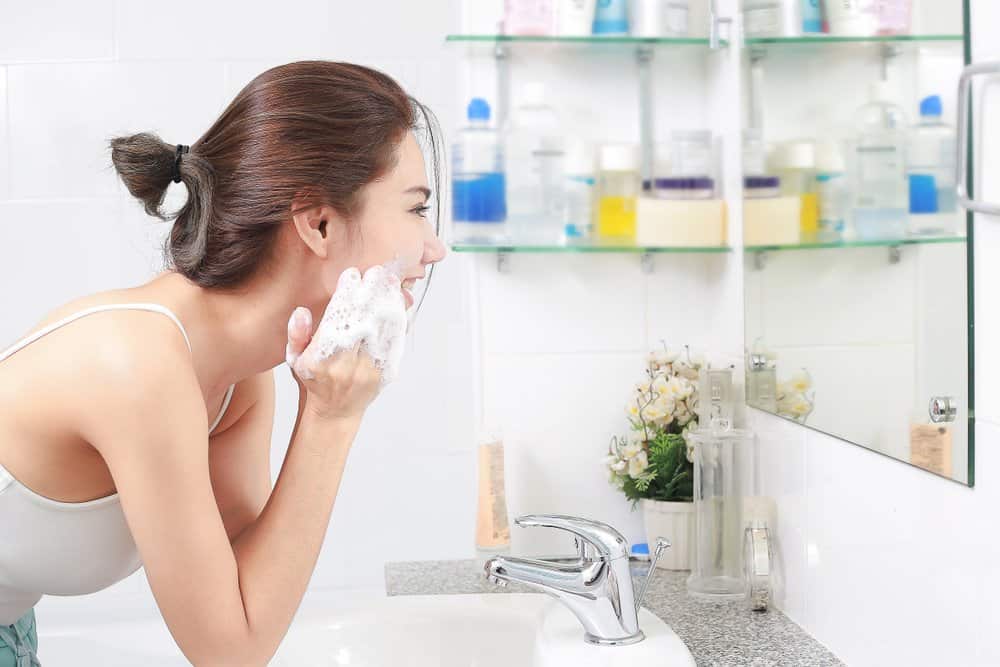 tại sao cần phải thực hiện cách làm sạch da mặt bị mụn?