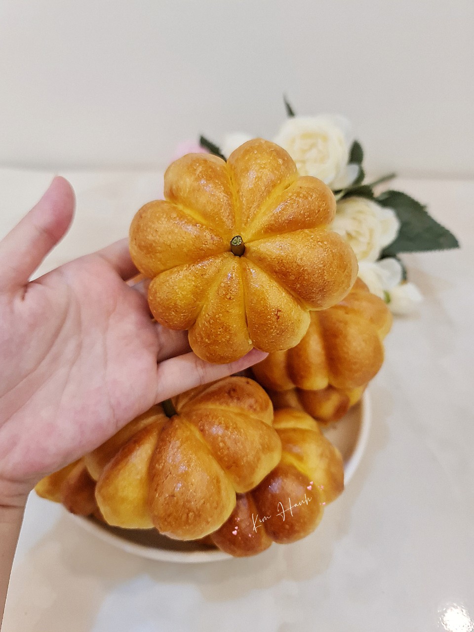 Bánh mì xinh xinh, nằm vừa trong lòng bàn tay.