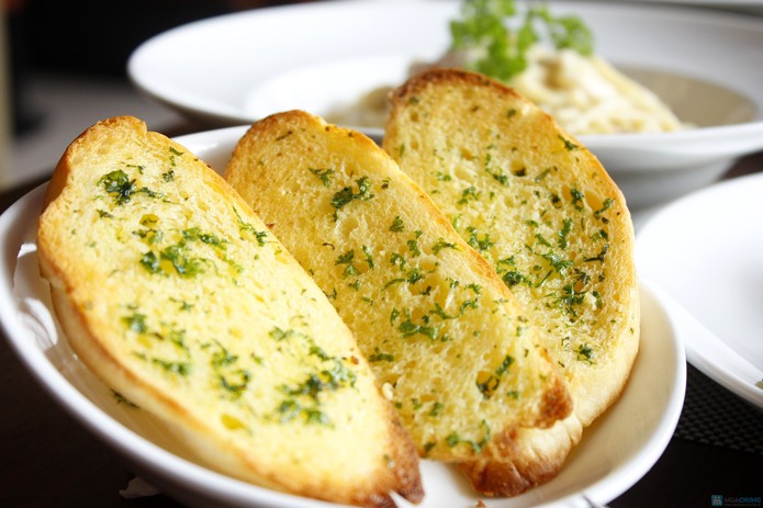 Để làm bánh mì nướng bơ tỏi nên chọn loại bánh mì ruột đặc